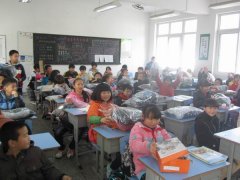 為偏遠(yuǎn)地區(qū)學(xué)生送溫暖
